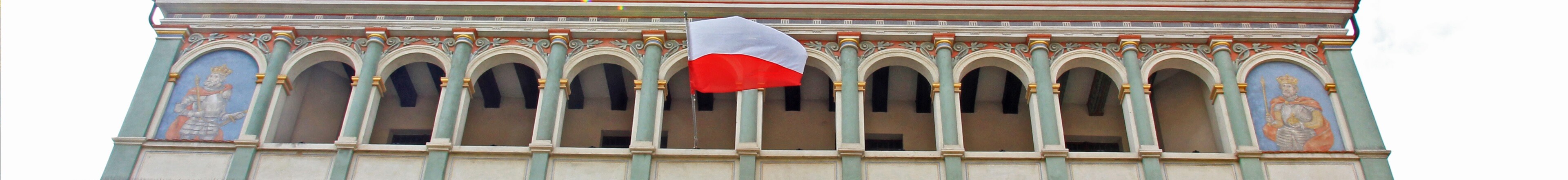 Poznań - flaga biało-czerwona powiewająca na pierwszym piętrze Ratusza